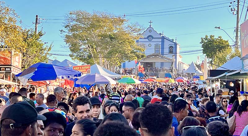 Multidão de fiéis celebra