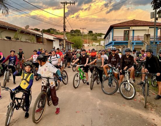 Crianças e adultos participam