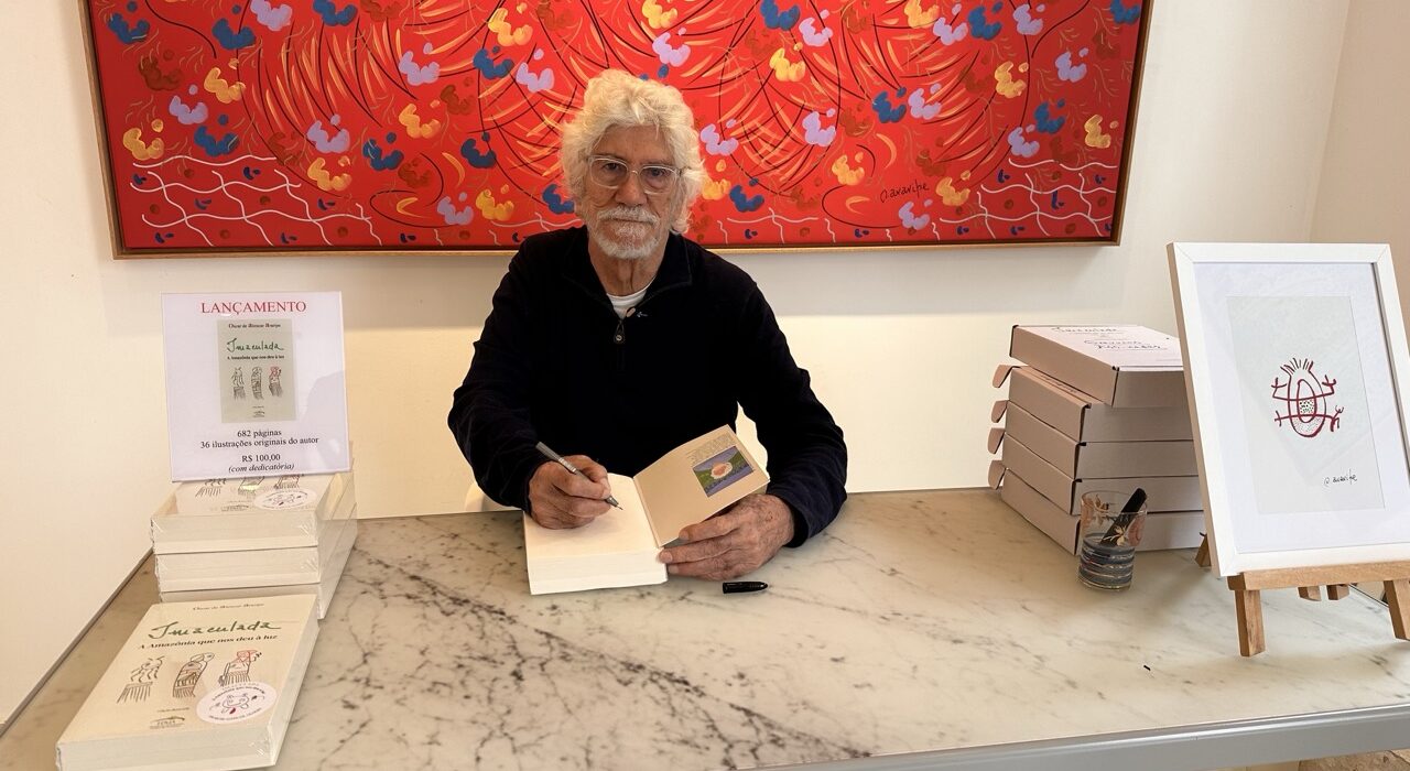Oscar Araripe autografa seu
