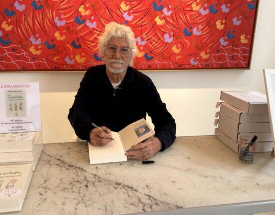 Oscar Araripe autografa seu